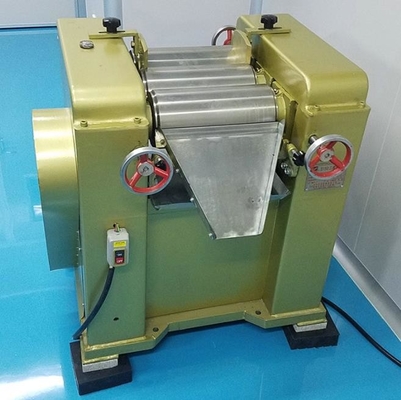 SUS304L 1000 kg/h Kuru Toz Karıştırma Makinesi Verimli Üç Silindirli Değirmen Makinesi