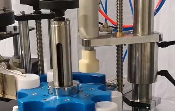 380V Otomatik Aerosol Kapak Kapatma Makinesi Güneş Koruyucu Sprey Böcek İlacı