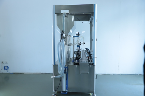2.2KW 4 Başlı Kozmetik Sıvı Doldurma Makinesi 1400*1000*1700mm 30-50 Şişe / Dakika