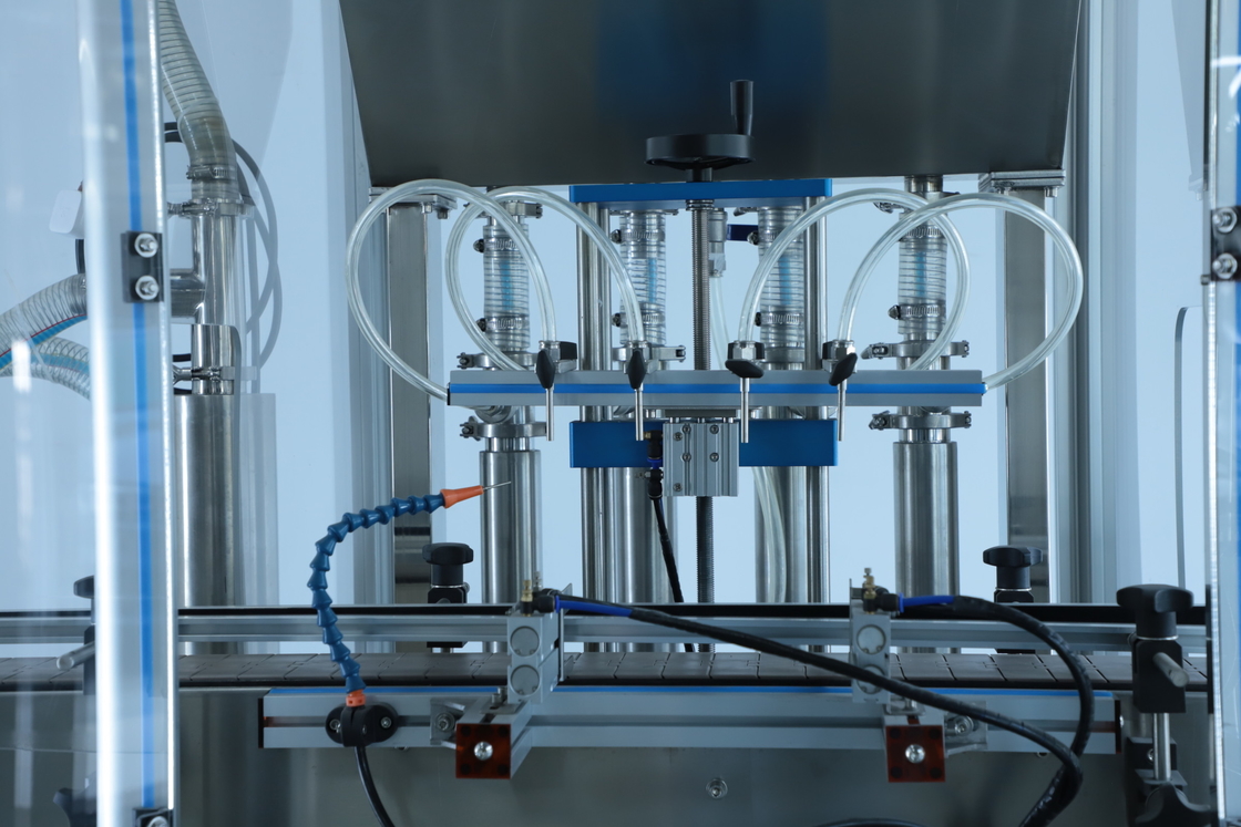2.2KW 4 Başlı Kozmetik Sıvı Doldurma Makinesi 1400*1000*1700mm 30-50 Şişe / Dakika